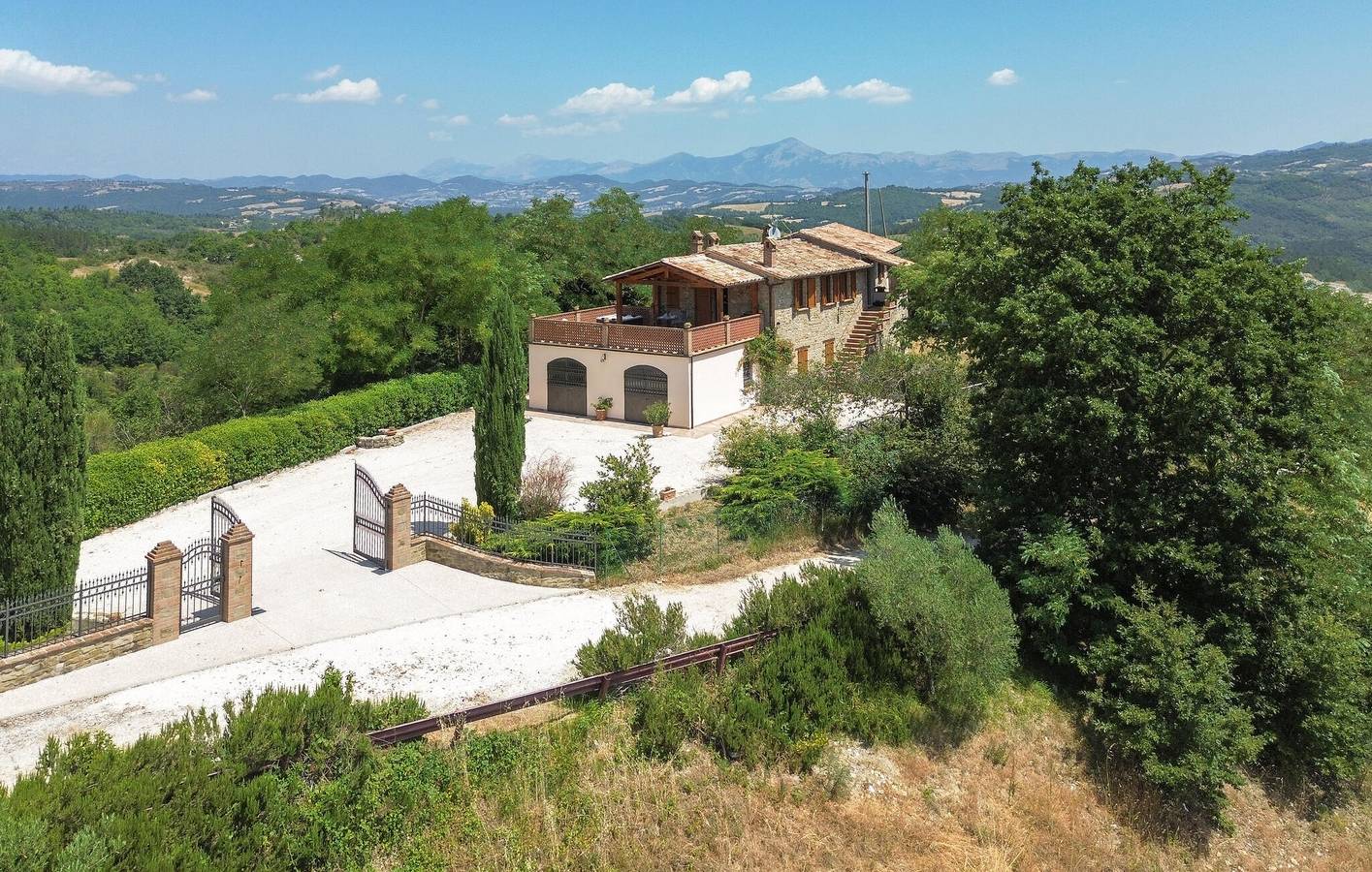 Appartement mit Panoramablick, Pool und Garten in Valfabbrica, Perugia Provinz