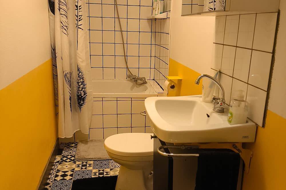 Apartamento entero, Apartamento 'Cecile' con vistas a la montaña, jardín privado y Wi-Fi in Valserhône, Nantua