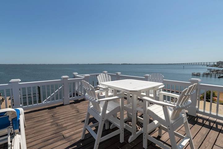 Vacation rental for 13 people, with balcony and pool as well as hot tub in Manteo
