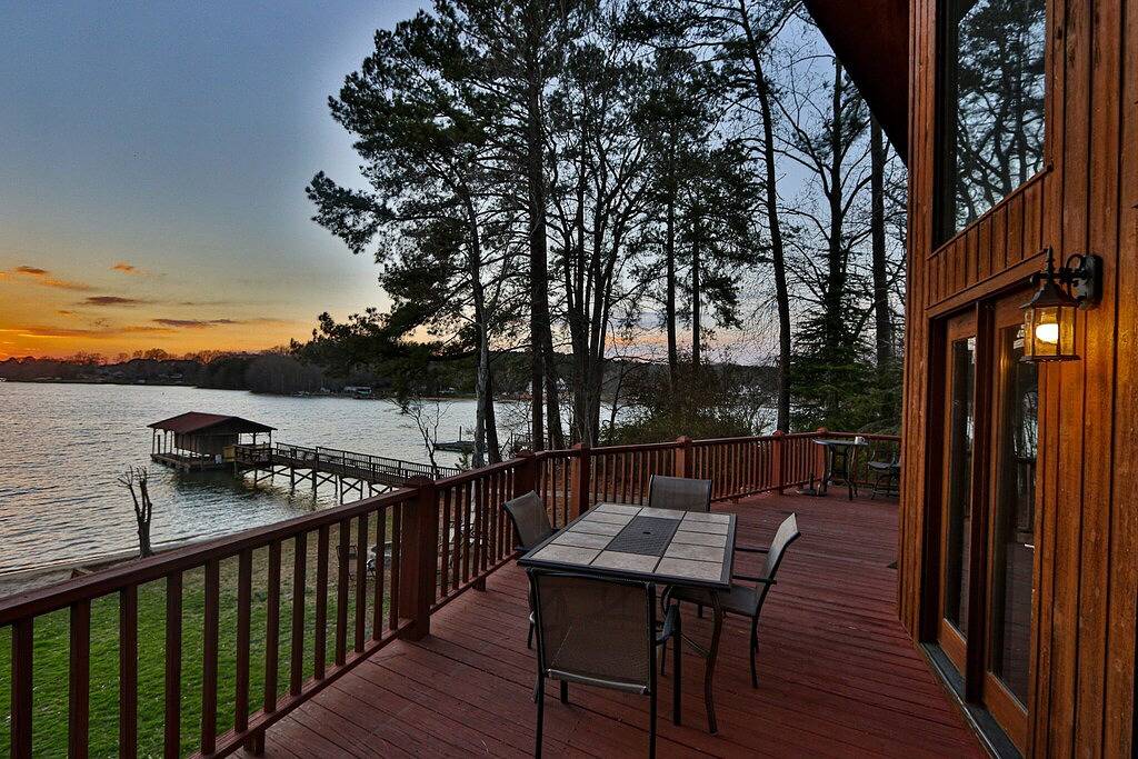 Waterfront: Experience Sublime Sunsets, Private Beach, Hot Tub, and Kayaks in Lake Norman