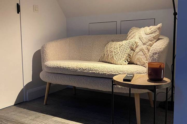 Centrally between Ghent & Antwerp, Cosy attic room in a fully private building in Lokeren, Ostflandern