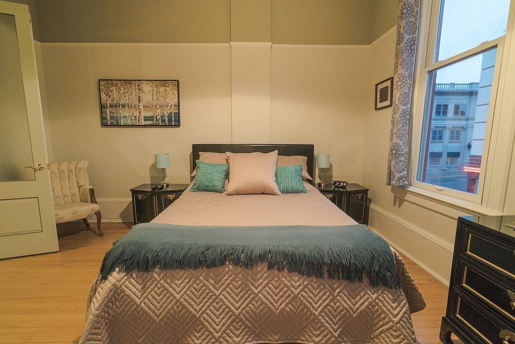 Ganze Wohnung, Schönes historisches Gebäude auf Manistee River Walk in Manistee, Manistee County