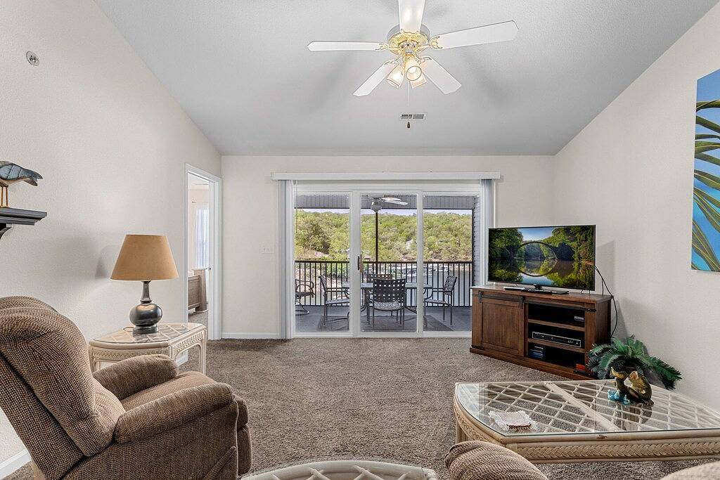 Ganze Wohnung, Lighthouse Landing 5-403 - Waterfront Condo with Screened Deck! in Lake Ozark, Lake of the Ozarks