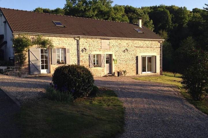 Gîte pour 6 personnes, avec jardin à Pouilloux