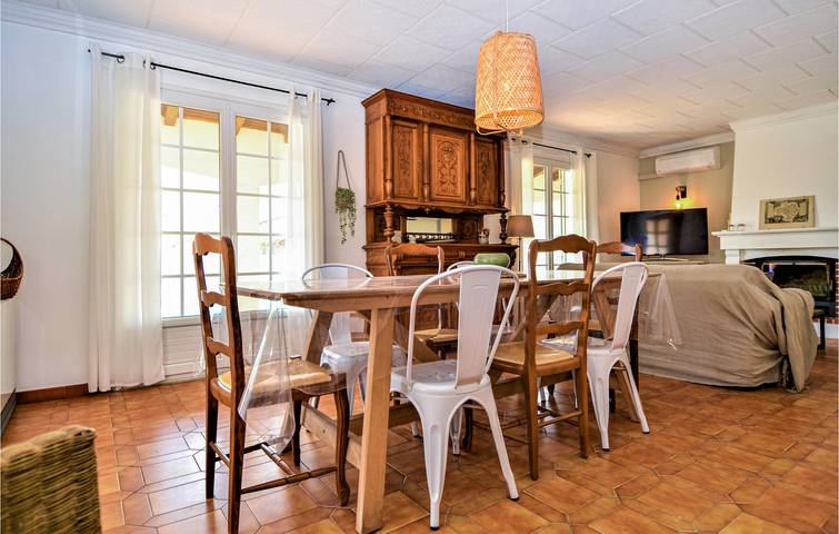 111 sqft Wohnung mit Pool, Parkplatz & Internet in Bellegarde, Nimes und Umgebung
