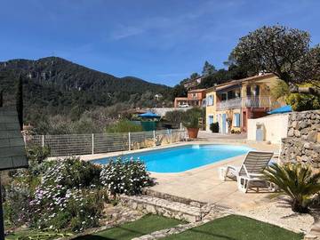 Gîte pour 4 personnes, avec jardin et vue ainsi que piscine et terrasse à Belgentier