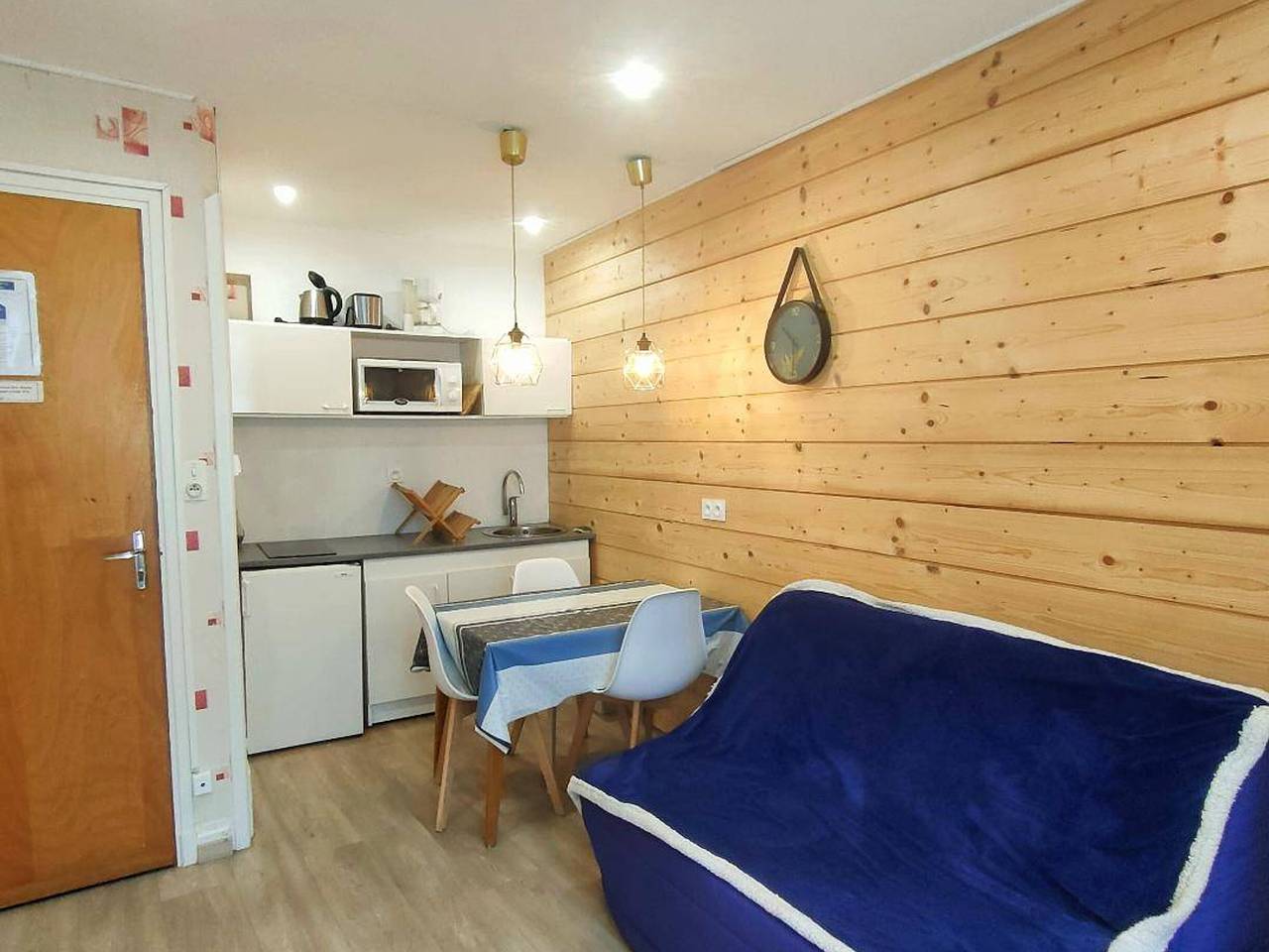 Entire apartment, Cozy 2-Room Apartment - Sleeps 4, Near Thermal Baths & Ski Lifts, Balcony, Ski Storage in Cauterets, Pyrenees National Park