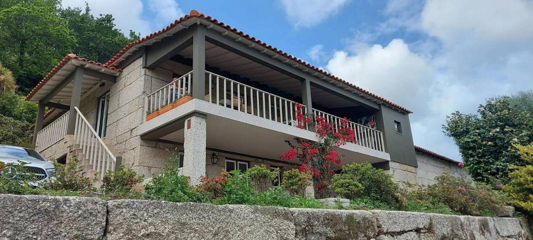 Location de vacances pour 3 personnes, avec piscine ainsi que vue et jardin dans Briteiros - 2