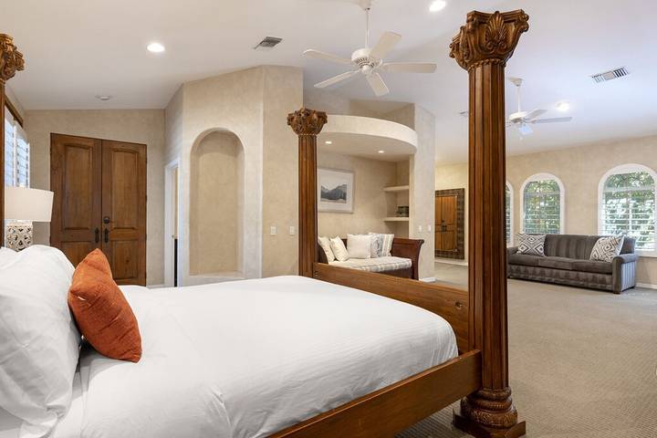 Vacation rental for 18 people, with yard and hot tub as well as balcony in Cathedral City