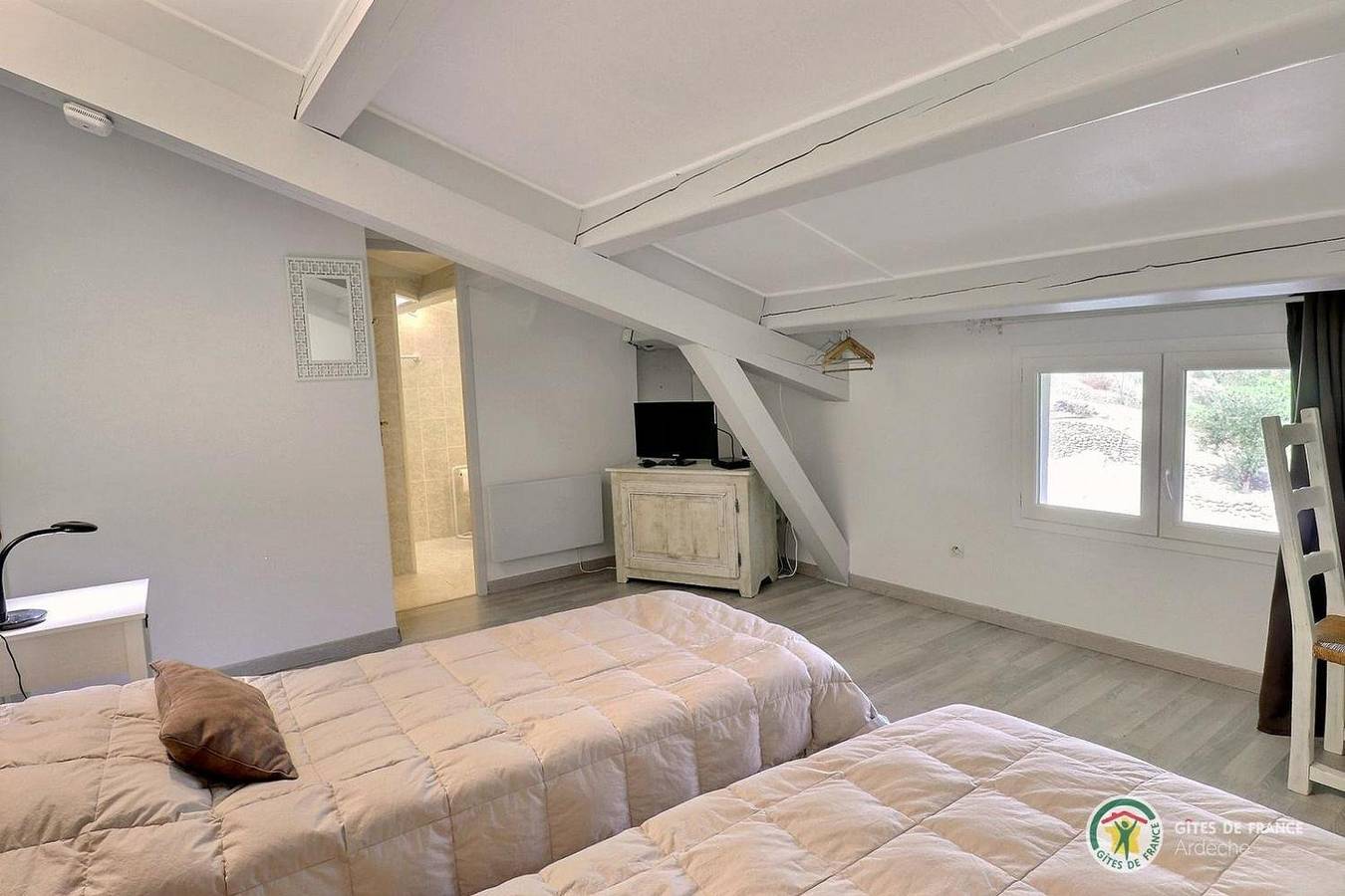 Chambres d'hôtes Mondon le Haut, vallée de l'Eyrieux - Chambre mansardée, deux lits en 90 in Saint-Fortunat-sur-Eyrieux, Privas