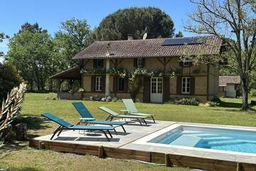 Gîte pour 4 personnes, avec jardin et piscine à Luxey