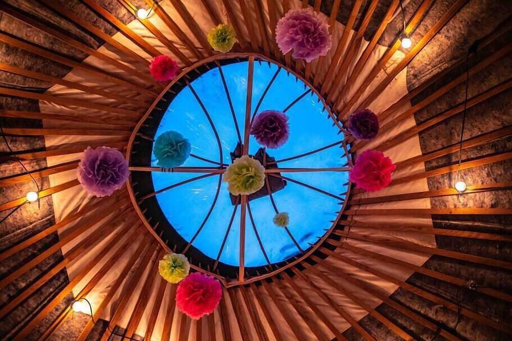 Entire apartment, Beautiful Giant Glamping Yurt: Sleeps 8 in North Lincolnshire