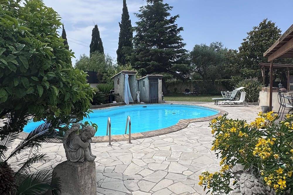 Swimming pool on private land in Provence in La Farlède, Region de Toulon