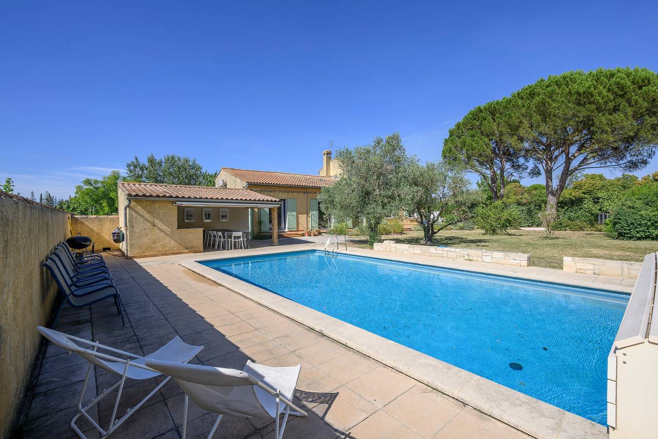 Maison de vacances « Villa Les 2 Pins Piscine »  jardin trampoline 14 couchages in Entraigues-sur-la-Sorgue, Vaucluse