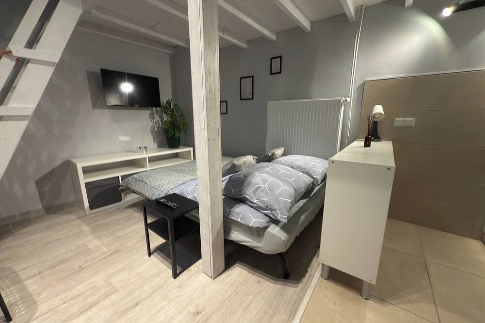 Appartamento intero, Apartment with Mezzanine and Private Courtyard in Kazimierz, Cracovia