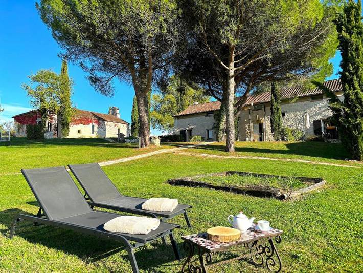 Location de vacances pour 14 personnes, avec vue ainsi que jardin et piscine à Bagat-en-Quercy - 2