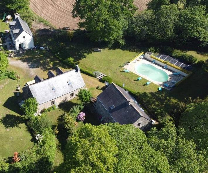 Location de vacances pour 20 personnes, avec vue sur le lac et piscine ainsi que jardin et vue à Langoëlan