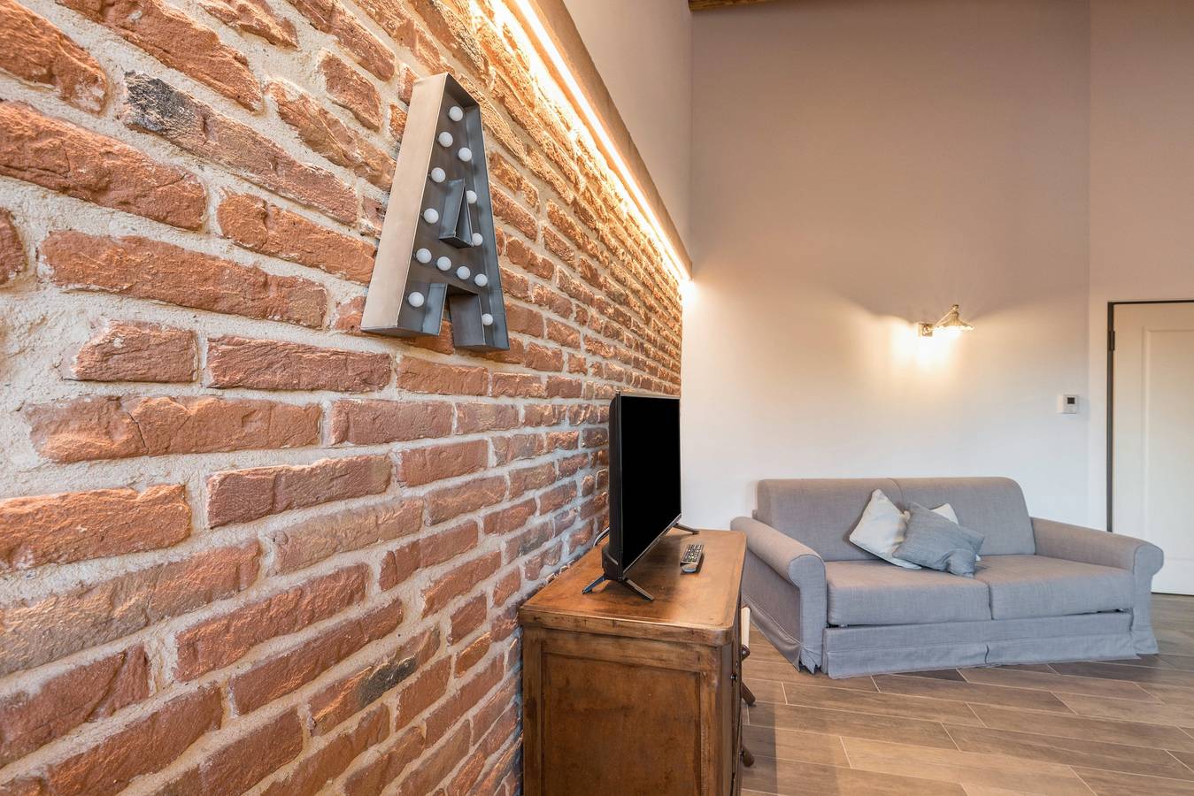 Appartement entier, Appartement de vacances romantiquement meublé "Acero" avec Wi-Fi, jardin et piscine partagés in Rivoltella del Garda, Desenzano del Garda