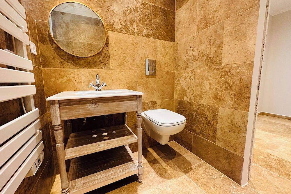 Entire apartment, 2 Bedroom, 2 Bathroom Apartment with Terrace near Lourmarin - Apartment 7 in Vaugines, Parc naturel régional du Luberon
