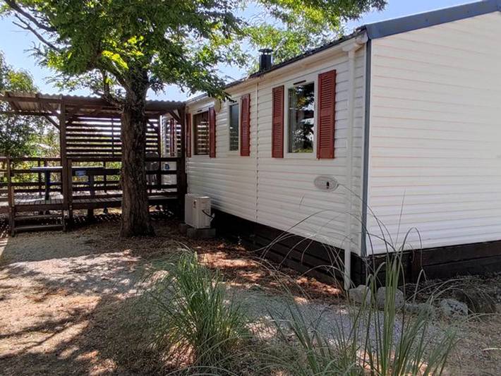 Camping pour 6 personnes, avec piscine et terrasse dans le Gard