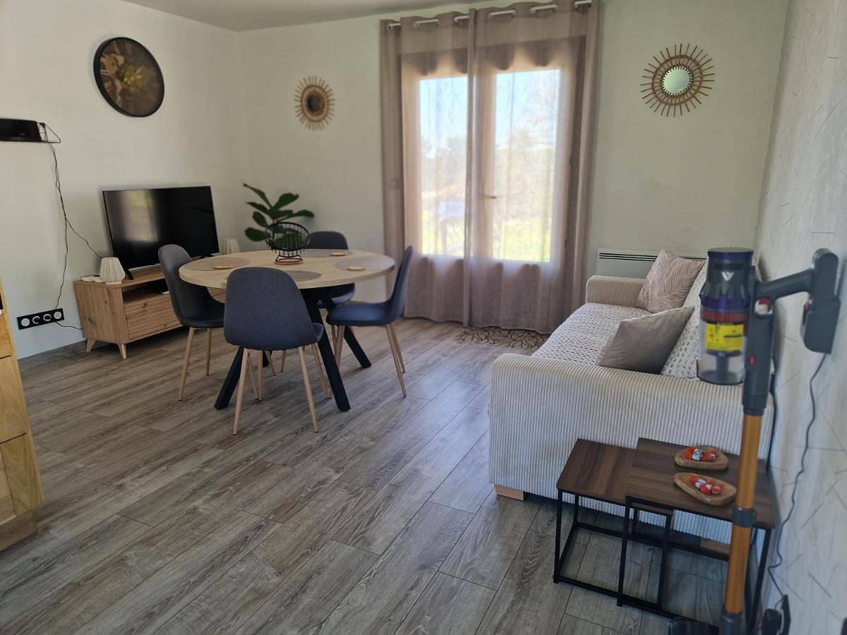Appartement entier, Maison cosy et nature avec vue sur le lac de Neuvic in Liginiac, Région d'Ussel