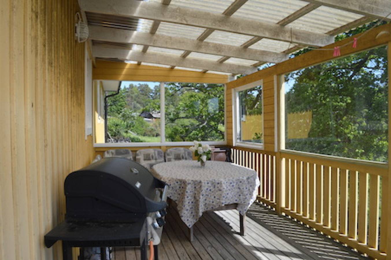 Flügelgebäude mit sehr schönen Seeblick 50 meter von der Badestelle in Vikbolandet