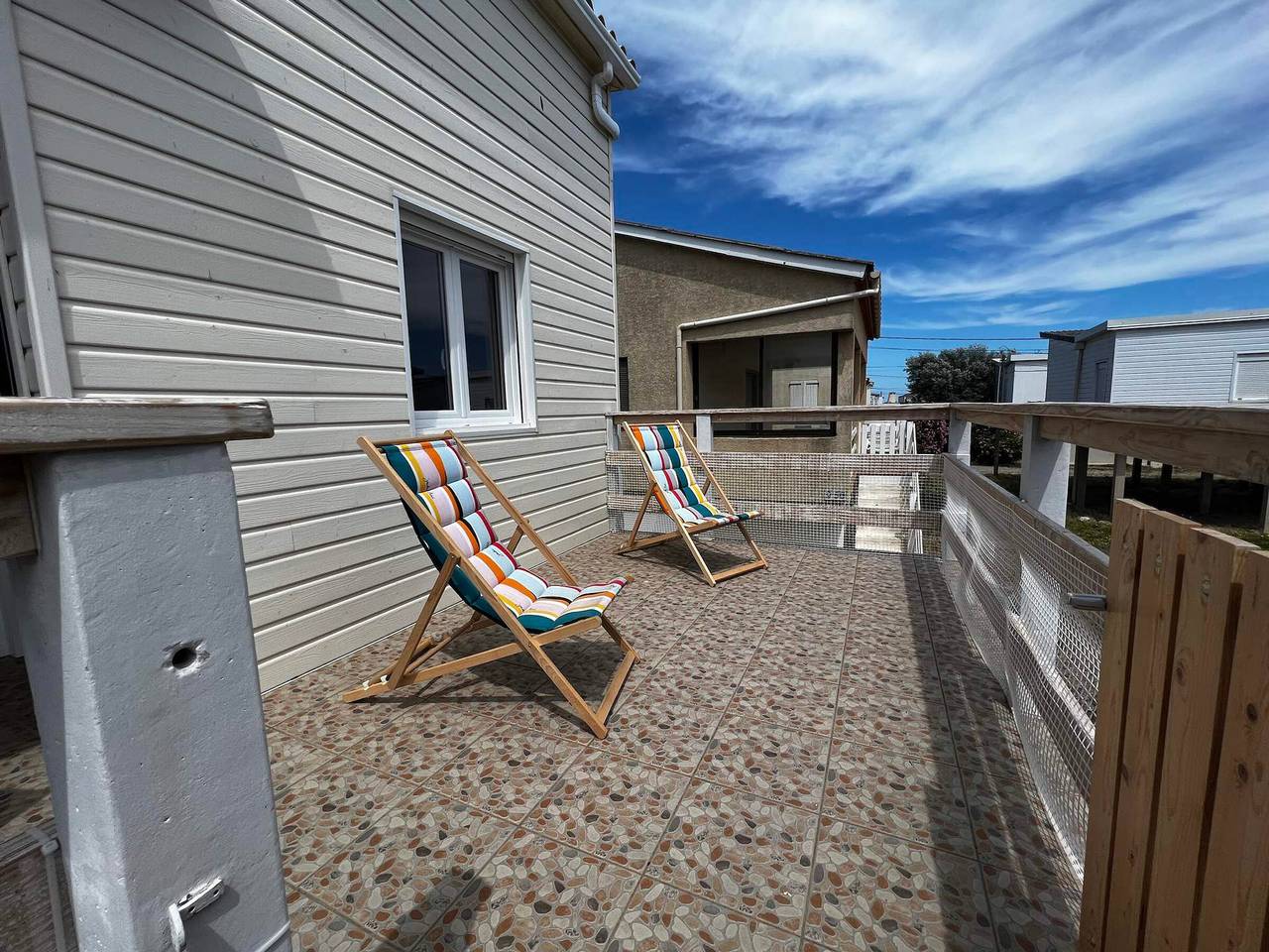 Beautiful 2-Story Chalet with Wifi and Ac, 250m from Beach - Gruissan, Sleeps 6 in Gruissan (Ville), Gruissan