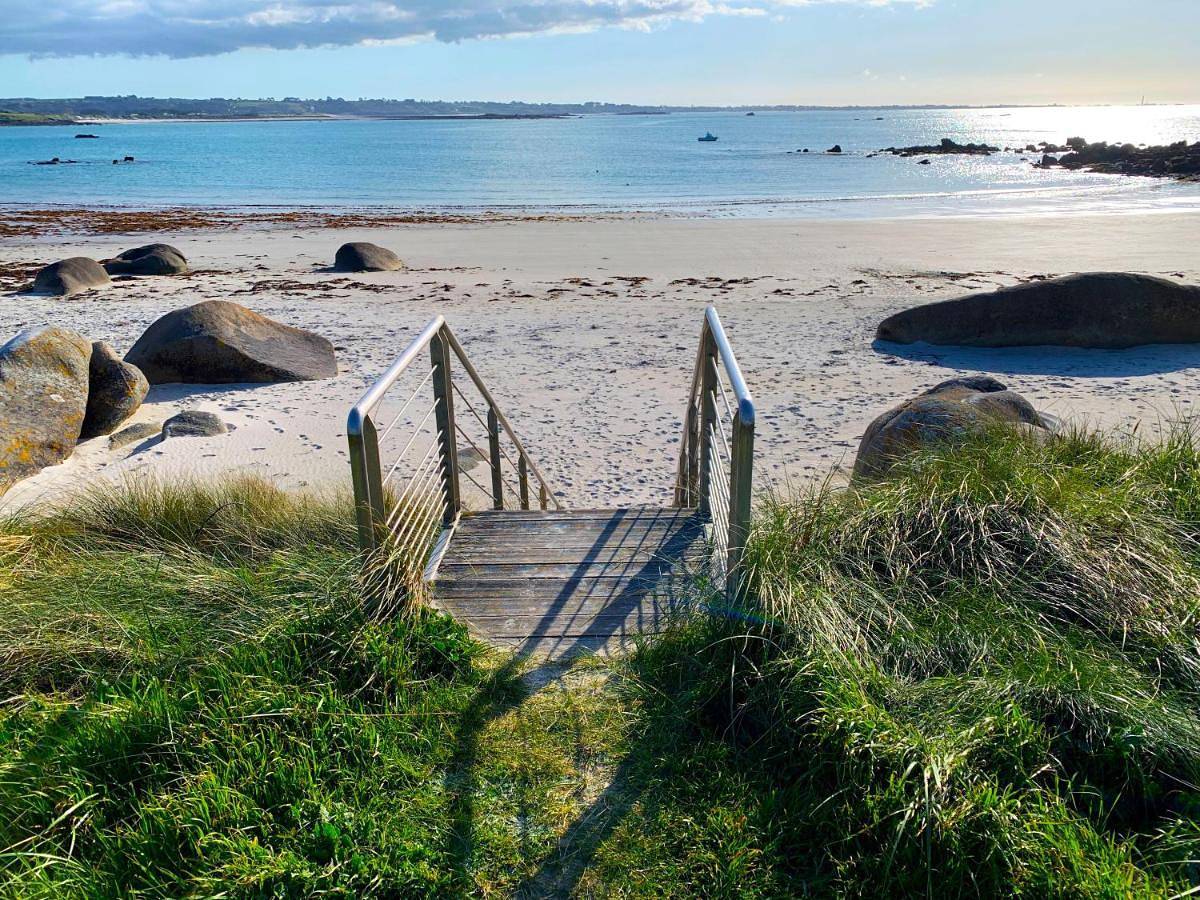 Maison les pieds dans l'eau avec vue mer et accès plage in Kerlouan, Région de Brest