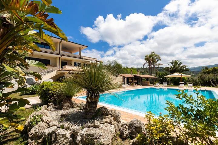 Appartamento per 4 persone, con Balcone e Terrazza nonché Giardino e Piscina a Faro Capo Vaticano
