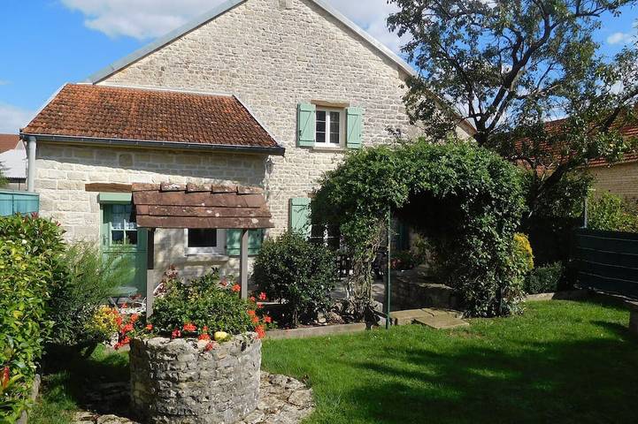 Gîte pour 7 personnes, avec jardin dans Pont-la-Ville