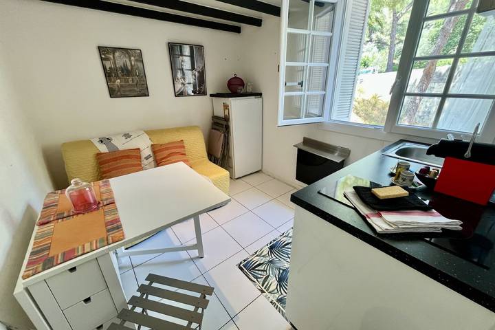 Gîte pour 2 personnes, avec Jardin et Piscine dans Plage Font Brun Carqueiranne - 3