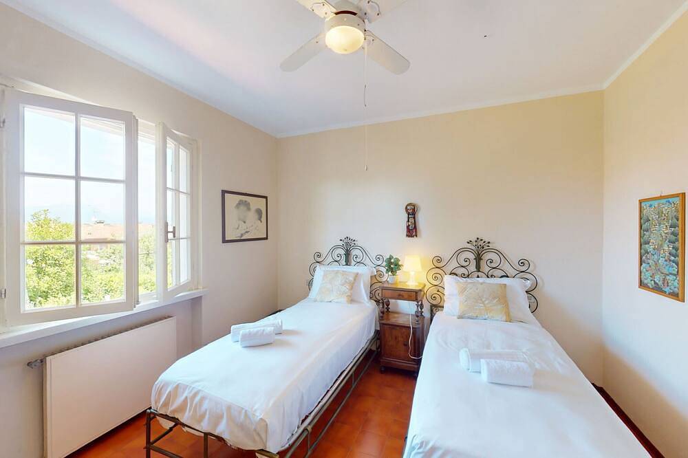 Villa Valentine 200 mt to the beach by Bookinggar in Colombare, Sirmione