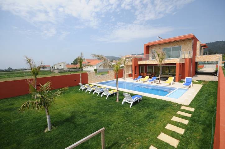 Location de vacances pour 10 personnes, avec Balcon ainsi que Jardin et Piscine dans Marinhas