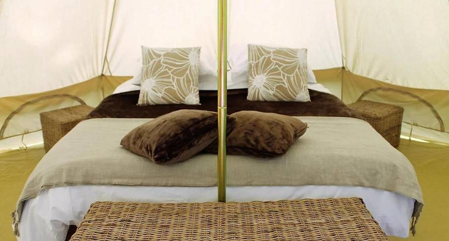 Location de vacances pour 2 personnes, avec jardin ainsi que terrasse et vue, animaux acceptés à Condat-sur-Ganaveix