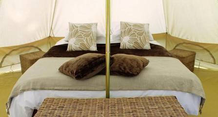 Location de vacances pour 2 personnes, avec jardin ainsi que terrasse et vue, animaux acceptés à Condat-sur-Ganaveix