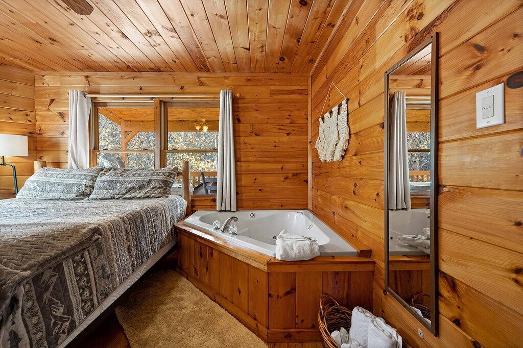 ⭐Family Cabin near Attractions w/ Hot Tub, Arcade, Games, 65\" Tv, 2 King Beds ⭐ in Sevierville, Sevier County