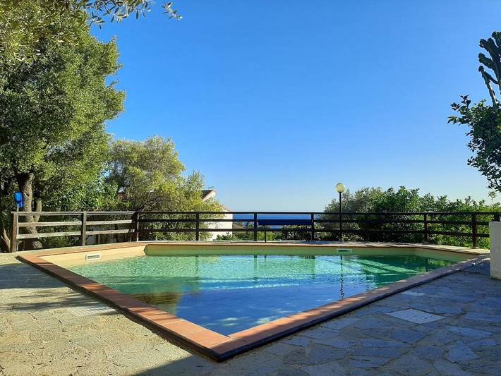 Appartement de vacances pour 4 personnes, avec vue ainsi que jardin et piscine