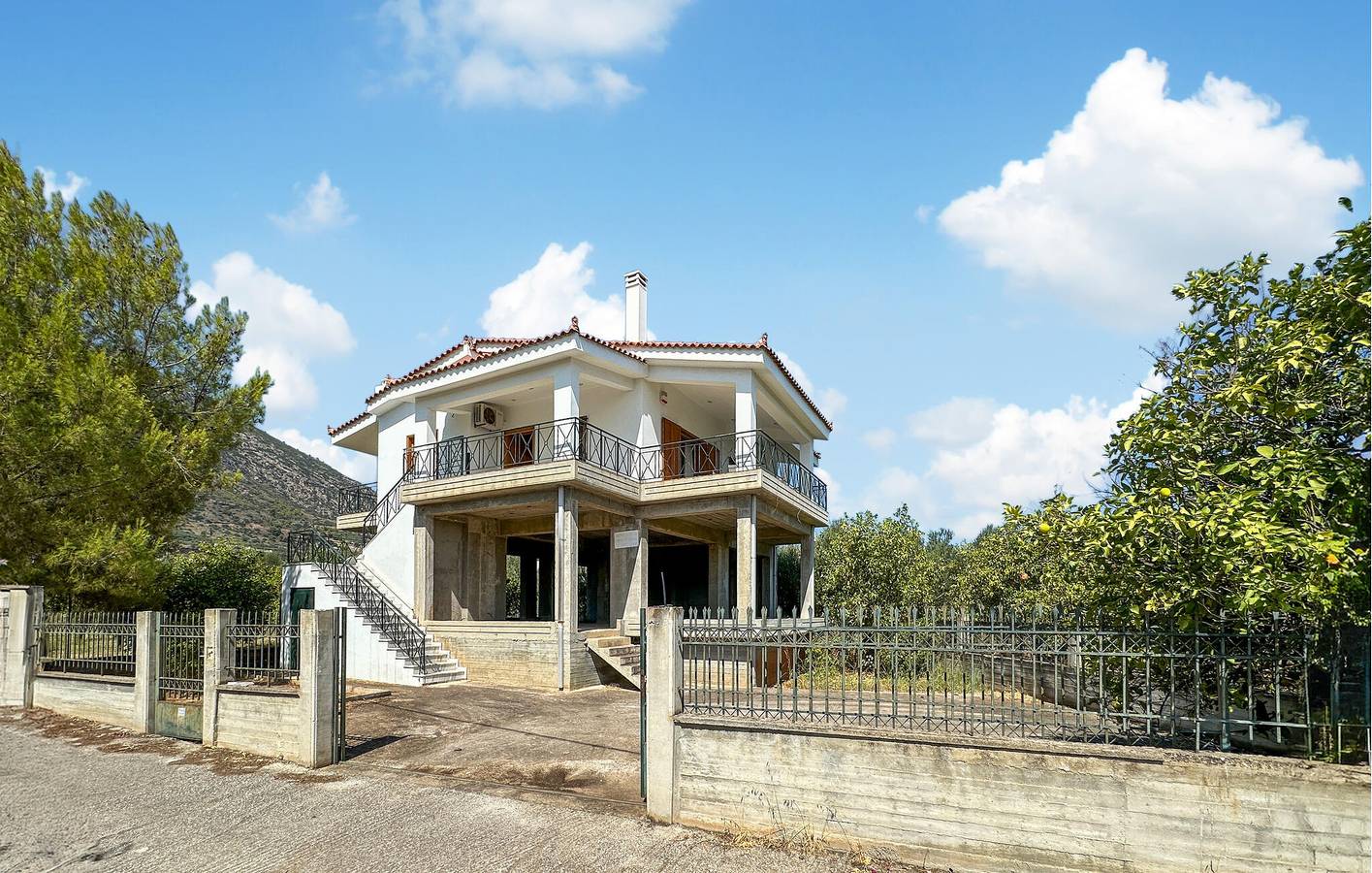 Rückzugsort am Meer mit Bergblick und Gartenterrasse in Korinthia