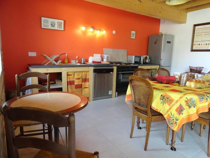 Chambre d’hôte pour 8 personnes, avec vue et jardin dans l' Ain - 2