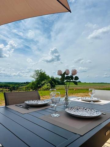 Gîte pour 4 personnes, avec vue et terrasse, animaux acceptés à Saint-Avit-Sénieur