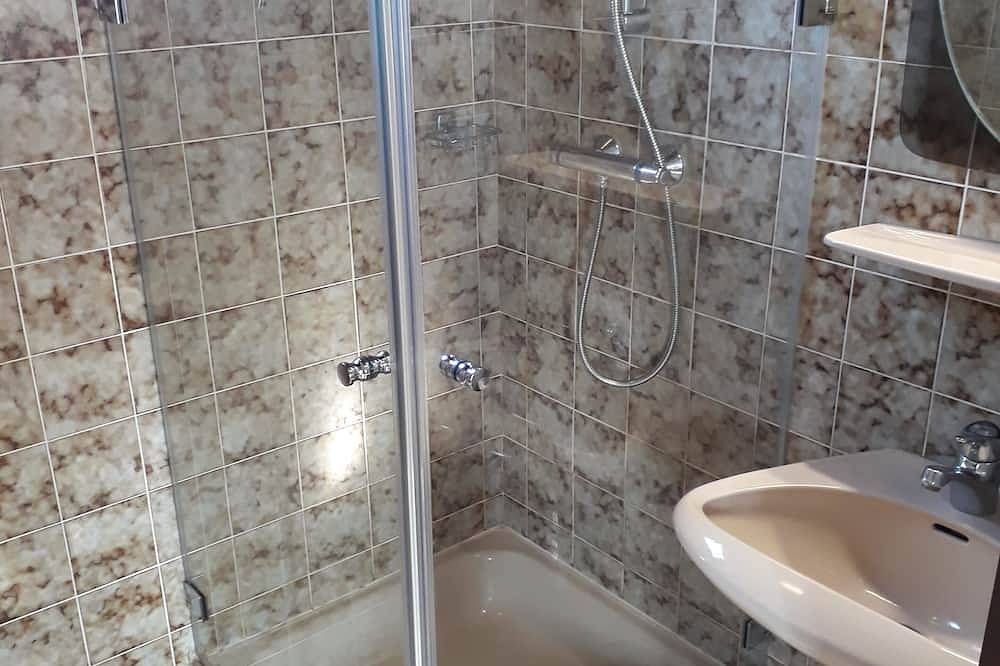 Ganze Wohnung, Zentrumsnahe Unterkunft mit hauseigenem Schwimmteich und herrlichem Schloßblick in Neulengbach, Traisental