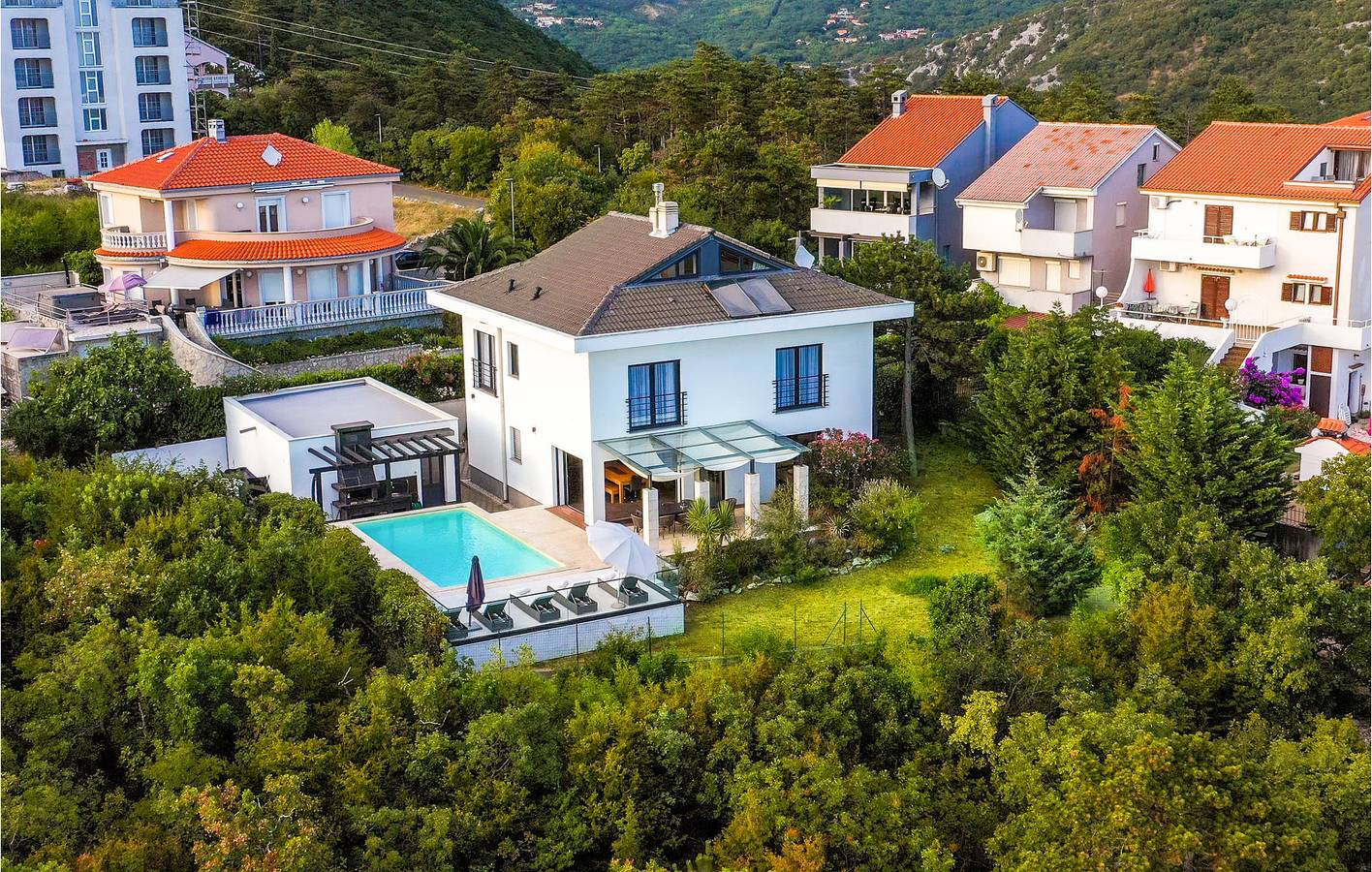 Gemütliche Ferienwohnung mit Meerblick, Pool, Parkplatz und WLAN – 2,5 km vom Strand entfernt in Crikvenica, Primorje-Gorski Kotar