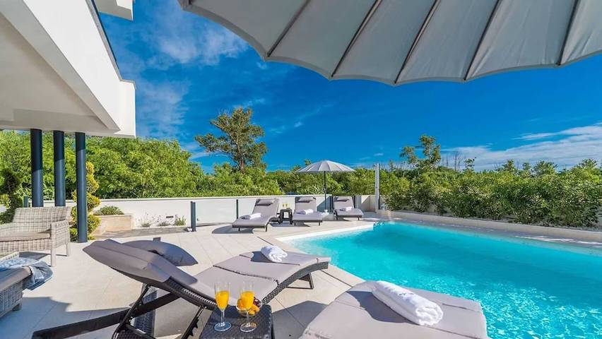 Villa für 6 Personen, mit Pool und Balkon sowie Whirlpool und Sauna, kinderfreundlich in Privlaka