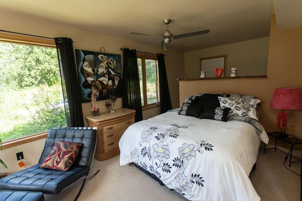 Ganze Wohnung, Cali Suite ~ Ein eleganter Rückzugsort mit Blick auf den wunderschönen Kootenay Lake. in Whitewater Ski Resort