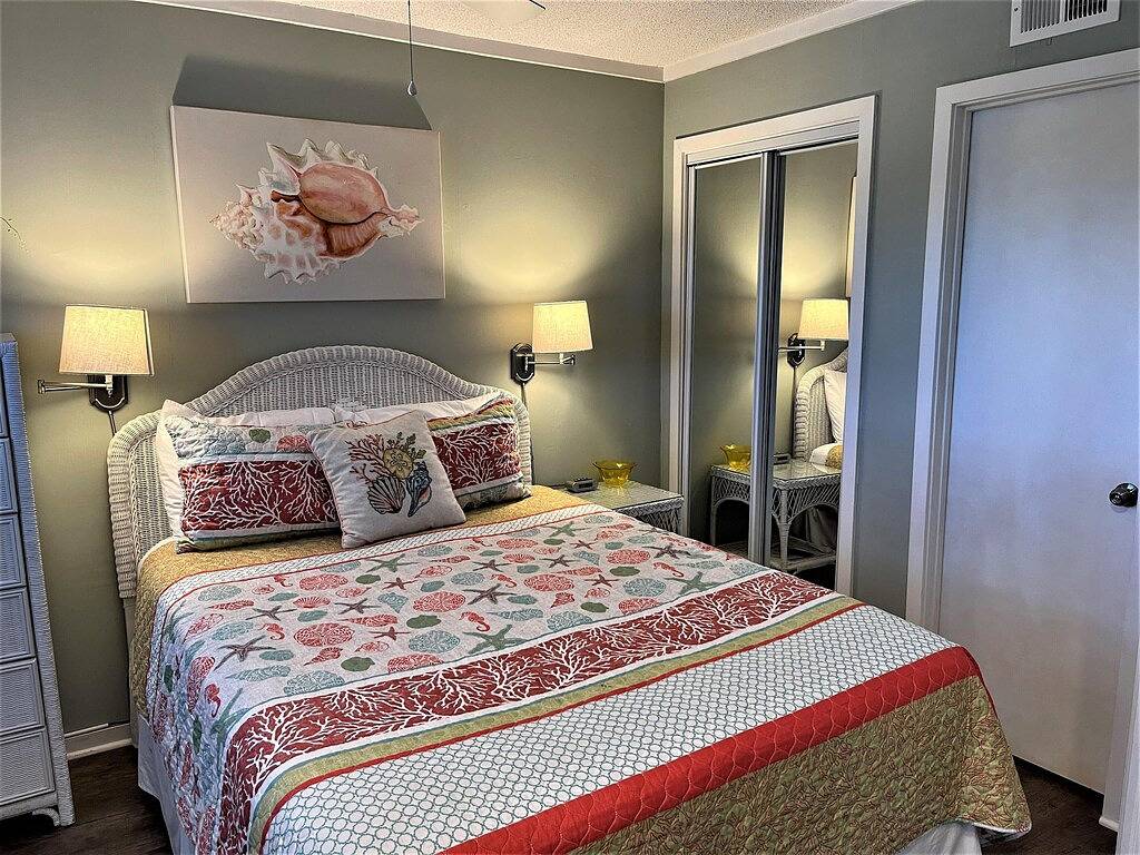 Ganze Wohnung, Admiral's Row 308: Direct Beachfront, New Walk-in Shower & Sunrises in Beaufort County