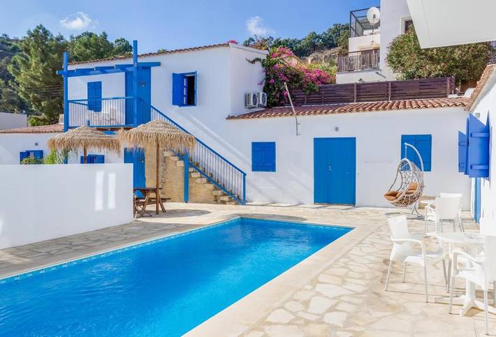 Location de vacances pour 2 personnes, avec piscine ainsi que bassin pour enfant et jardin dans Oróklini