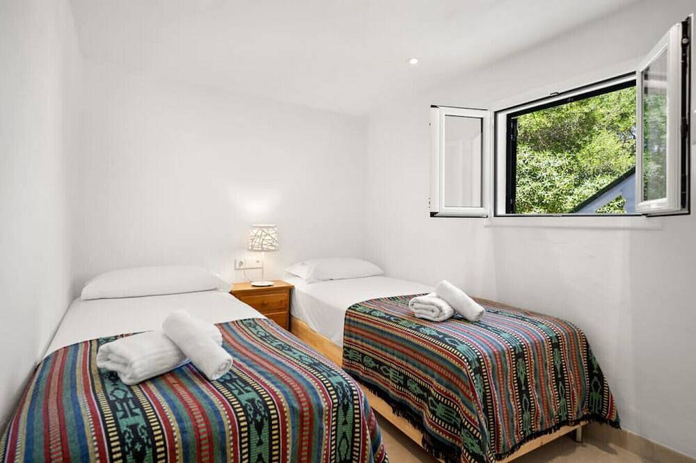 Magnificent Villa Luminosa- private pool and views in Port d'Addaia, Es Mercadal