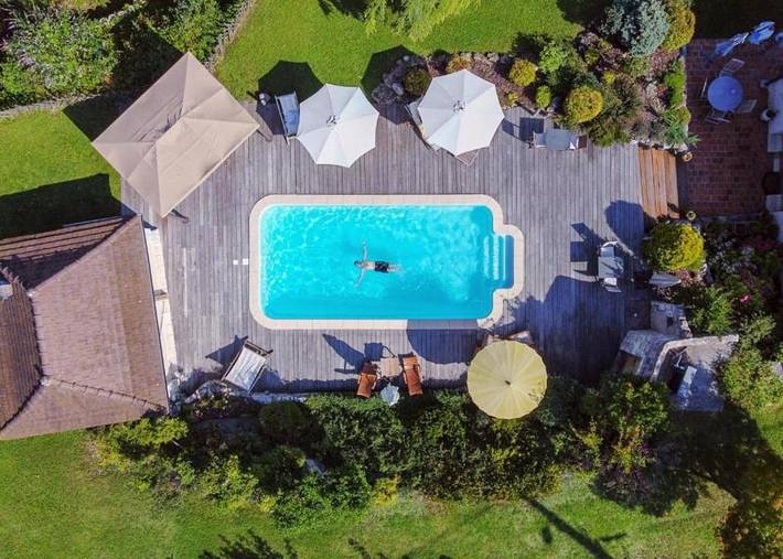 Location de vacances pour 2 personnes, avec Terrasse ainsi que Jardin et Piscine dans Valserhône