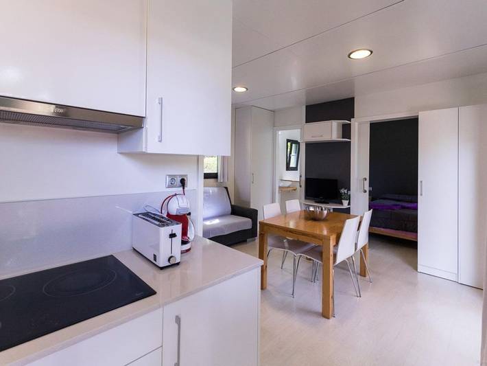 Gemütlicher Bungalow mit Terrasse - 5 Personen, 2 Schlafzimmer in Platja de les Roques Blanques (Canet de Mar), Canet de Mar