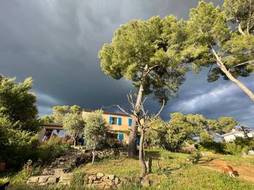 Gîte pour 2 personnes, avec piscine et vue ainsi que terrasse et jardin à Pourrières